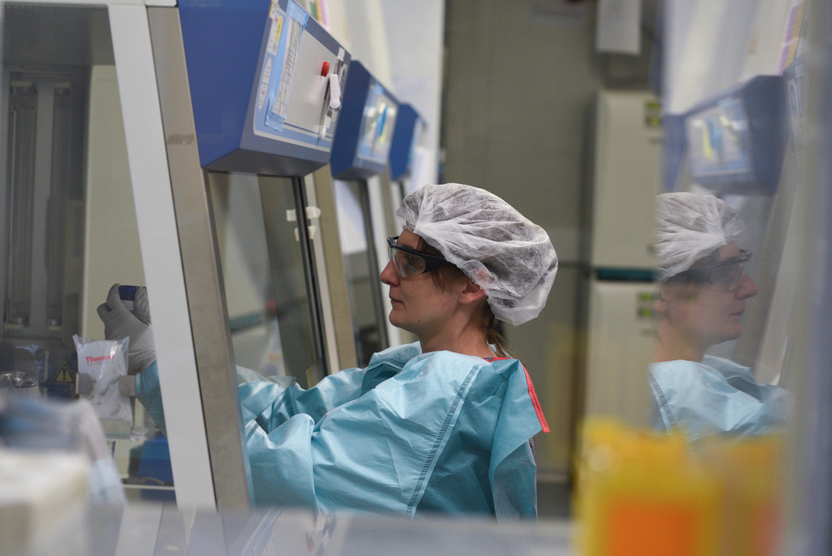 Una científica treballant en el desenvolupament d'una vacuna contra la coronavirus a l'Institut Pasteur, a París