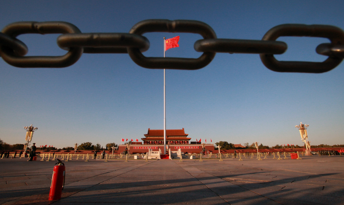 Bandera xinesa onejant a la plaça de Tiananmen de Pequín