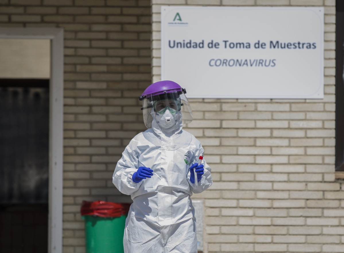 Un sanitari durant les de recollides de mostres a persones des del seu propi cotxe per detectar casos d'coronavirus, (Covid-19), a l'Hospital Militar de Sevilla, (Andalusia, Espanya), a 23 de març de l'any 2020.