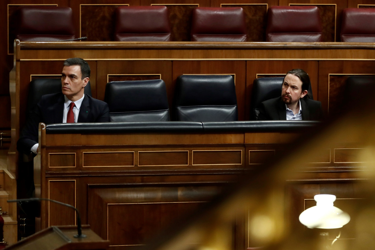 El president de Govern, Pedro Sánchez (i), i el vicepresident de Drets Socials, Pablo Iglesias, durant el ple de Congrés que va debatre la pròrroga de l'estat d'alarma