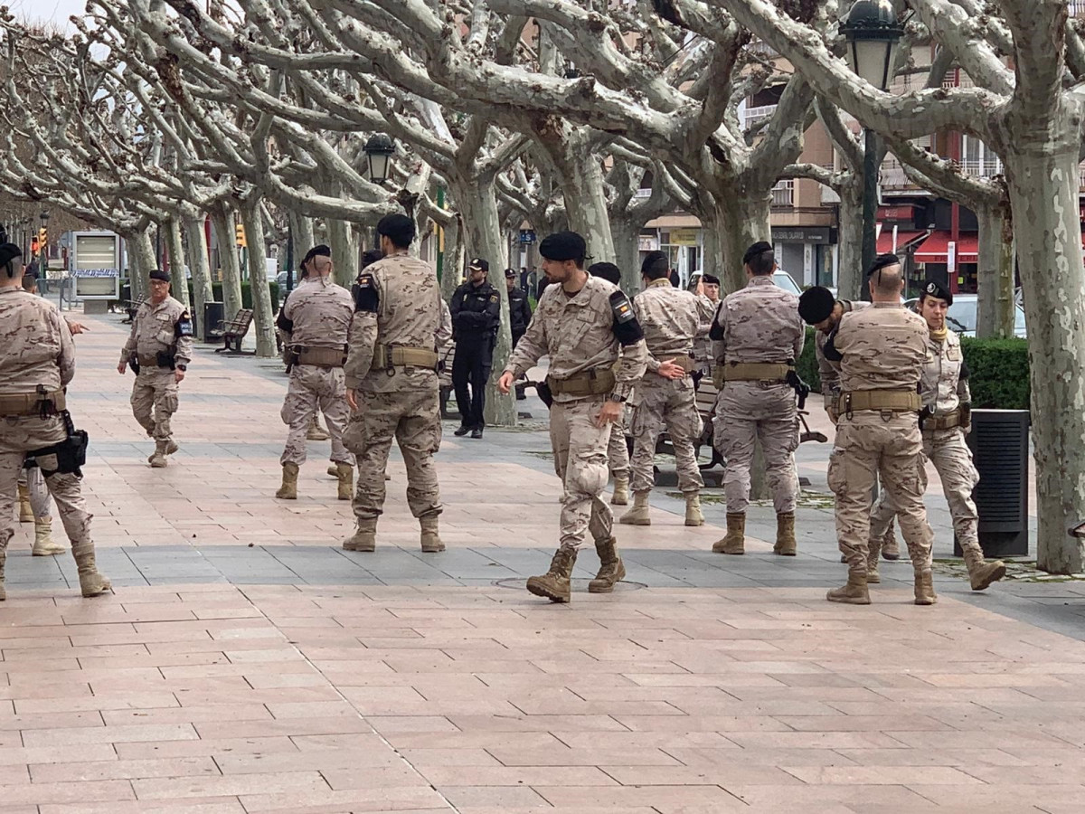 Efectius de l'Exèrcit de l'Aire en el centre de la ciutat de Calataiud