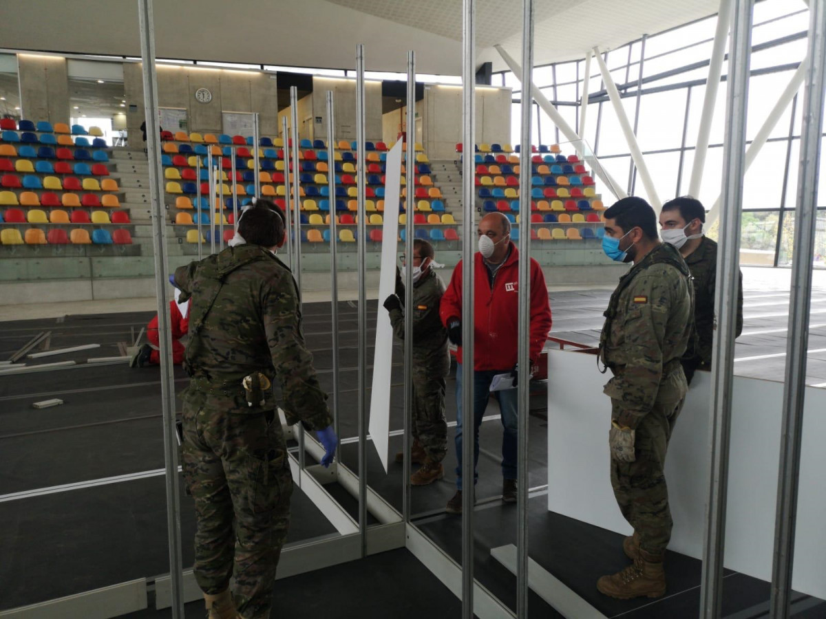 Militars de l'Exèrcit de Terra en la instal·lació d'un hospital de campanya a Sabadell