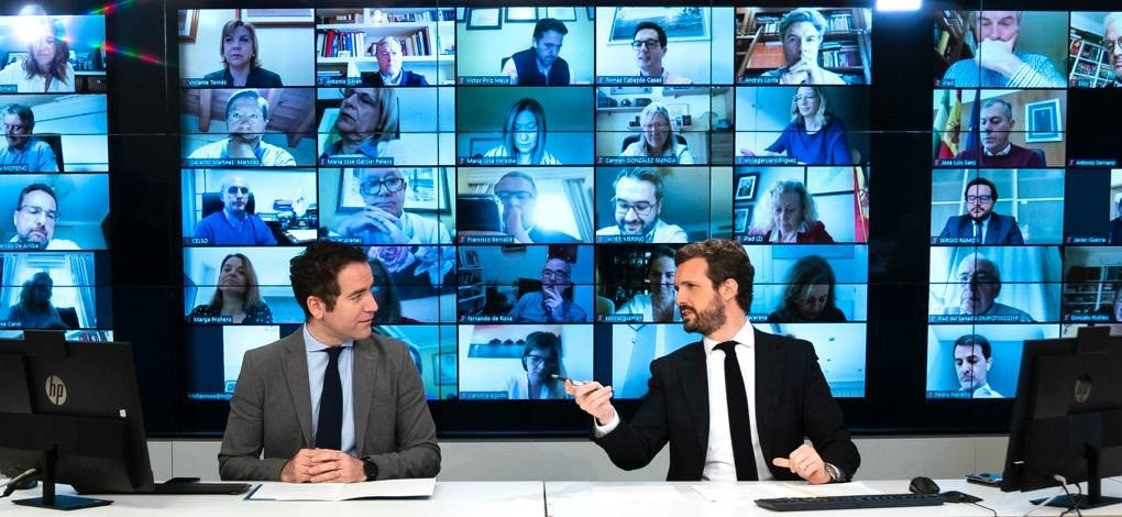 El líder de PP, Pablo Casado, al costat de l'secretari general de el partit, Teodoro García Egea, en la reunió telemàtica amb el grup parlamentari popular. Madrid, a 6 d'abril de 2020.