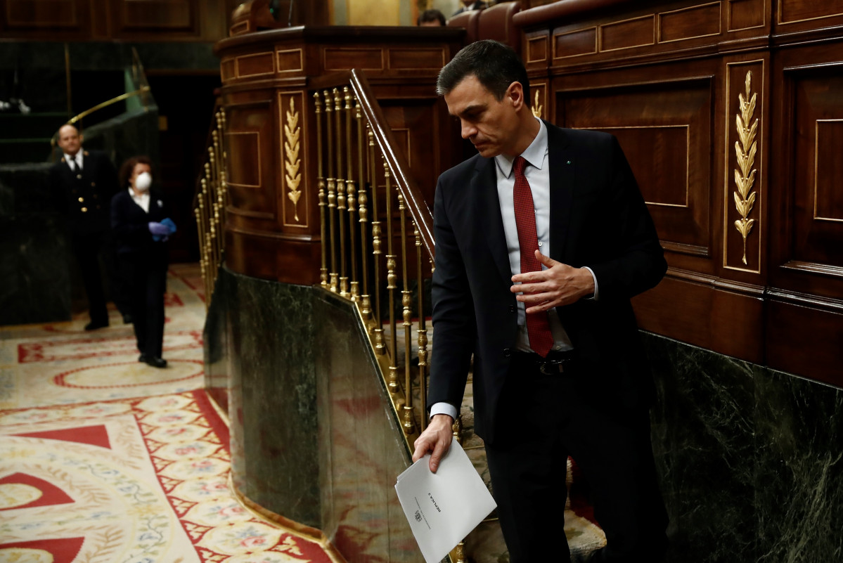 El president de Govern, Pedro Sánchez, baixa de la tribuna d'Congrés