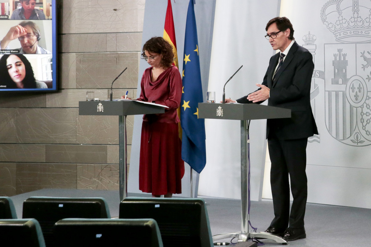 La ministra d'Hisenda i portaveu de Govern, María Jesús Montero, i el ministre de Sanitat, Salvador Illa, durant la roda de premsa posterior a Consell de Ministres Extraordinari celebrat i