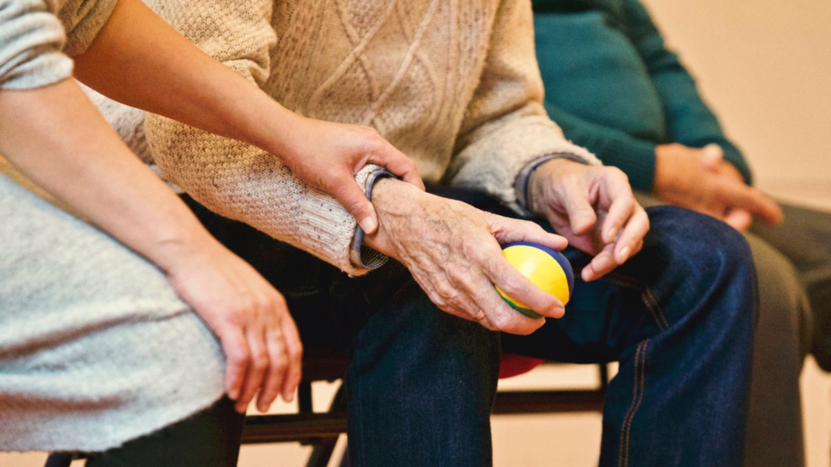 Un cuidador amb un malalt d'Alzheimer