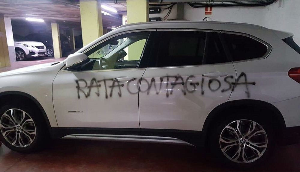 Han pintat 'rata contagiosa' al cotxe d'una ginecòloga