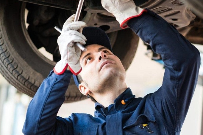 Mecànic reparant un vehicle.