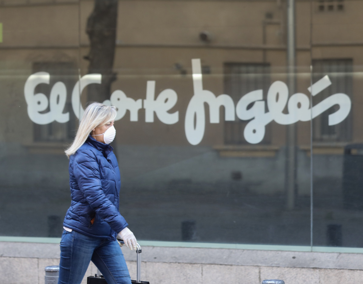 Una dona passa a la banda d'un dels centres de El Corte Inglés.
