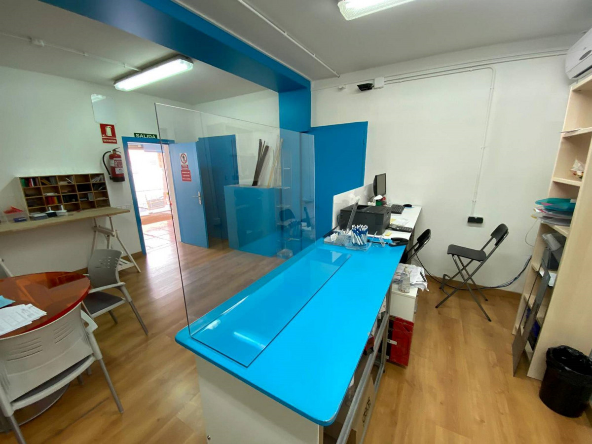 Mampara de policarbonat instal·lada a edificis restaurats judicials per evitar Transmissions de coronavirus.