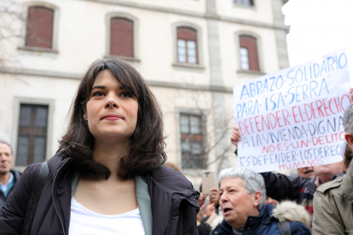 La portaveu d'Unides Podem a l'Assemblea de Madrid, Isa Serra, rep el suport de diferents concentrats, a l'arribar a el Tribunal Superior de Justícia de Madrid el passat 12 de febrer de 2020.