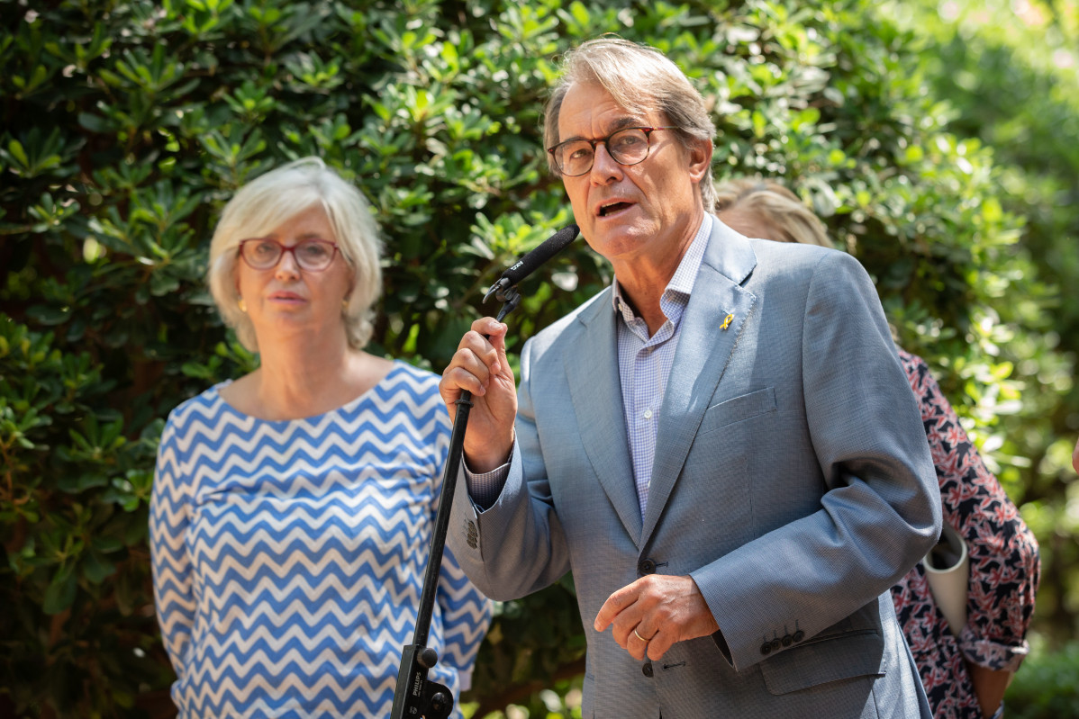 L'expresident de la Generalitat, Artur Mas, en declaracions davant els mitjans de comunicació per valorar la condemna de el Tribunal de Comptes pel 9N, al costat de l'exconsellera de la Generalitat, Irene Rigau.