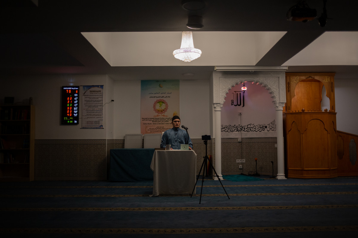 Un imant es dirigeix als seus fidels per Instagram Live a la sala de rés de la mesquita de al barri de Sants de Barcelona (Espanya) el 22 d'abril de 2020.