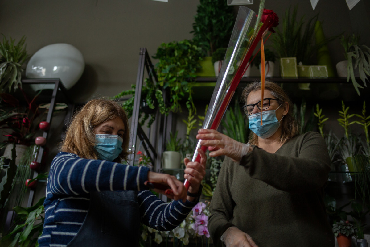 Dues floristes preparen les roses per Sant Jordi a la Floristeria Pasanau, un dia abans del Dia de Llibre 2020 durant el segon mes de confinament per la crisi de l'coronavirus, a Barcelona / Catalunya (Espanya) a 22 d'abril de 2020.