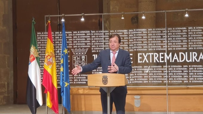 El president de la Junta d'Extremadura, Guillermo Fernández vara, en una roda de premsa