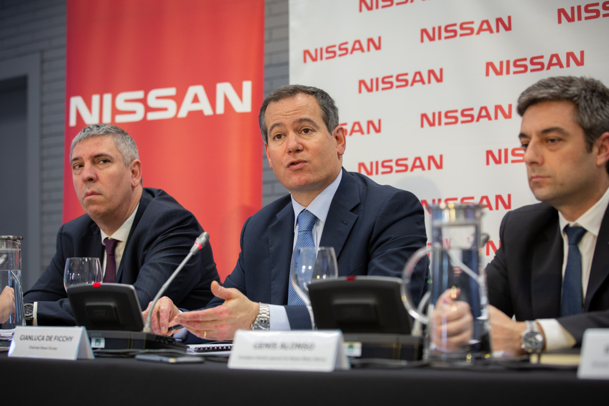 (I-D) El responsable de fabricació de l'aliança Renault-Nissan, José Vicente dels Mossos; el president de Nissan Europa, Gianluca de Ficchy; i el director de Nissan Motor Ibèrica, Genís Alonso, en una foto d'arxiu.