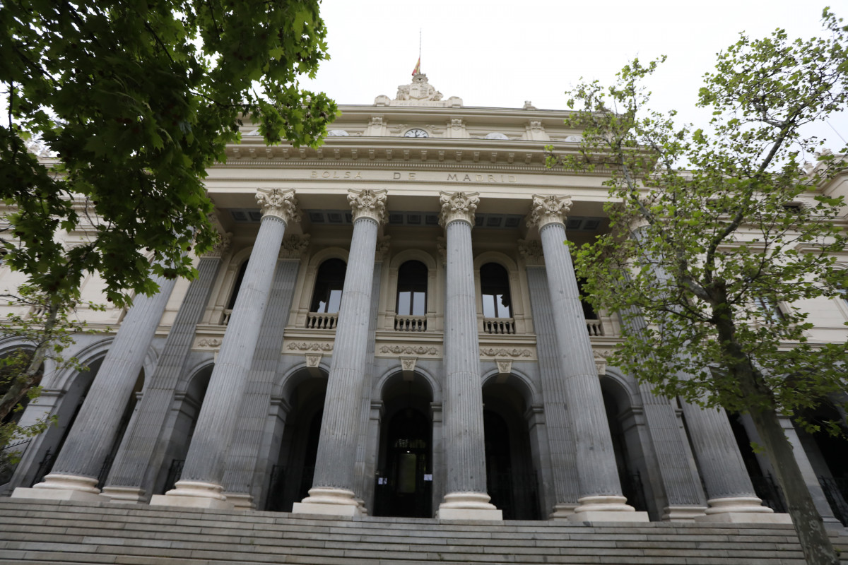 Economía.-L'Íbex-35 obre amb una alça de l'2,46% i busca els 6.800, pendent de