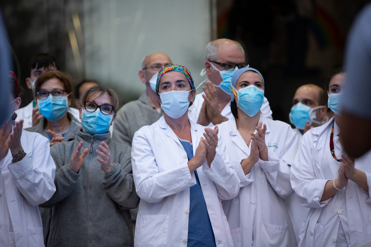 Aplaudiment de sanitaris a les portes de l'Hospital Clínic de Barcelona el 6 d'abril de 2020.