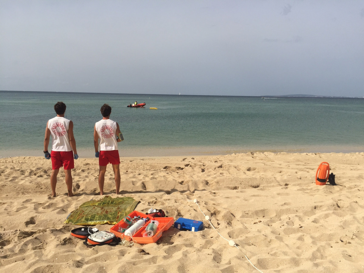 Socorristes en una platja de Palma.