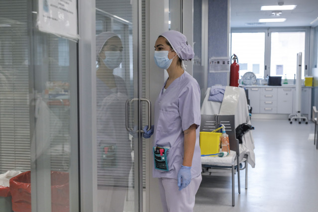 Profesionales sanitarios en la unidad de cuidados intensivos (UCI) (Archivo)