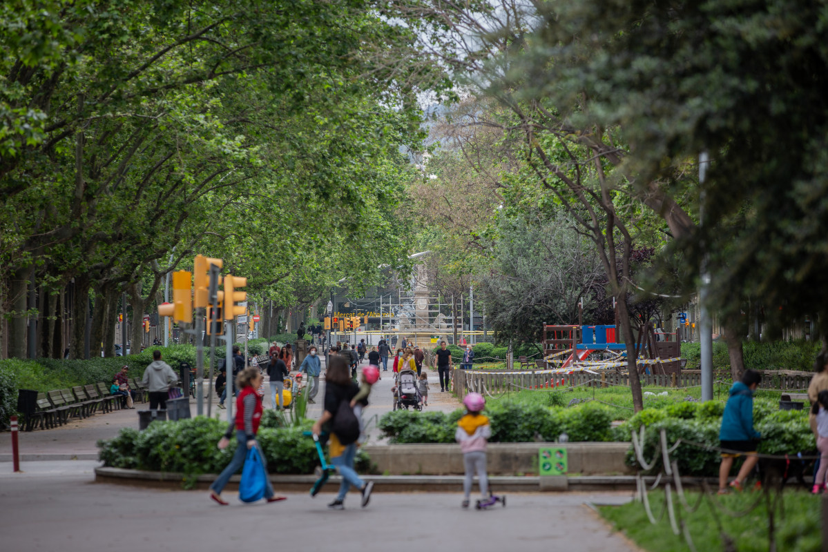 Diversos nens passegen amb els seus pares durant el segon dia de desconfinamiento de nens i preadolescents durant l'estat d'alarma per la crisi de l'coronavirus en el qual els menors de 14 anys poden sortir durant una hora, de 09:00 a 21:00 al costat de 1