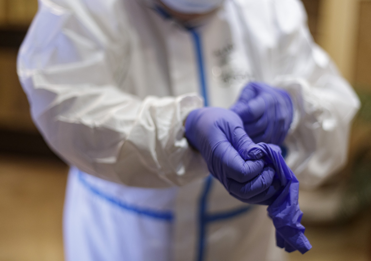 Personal sanitari de la Residència de Majors Jesús de l'Bon Amor es col·loca el material de protecció. En Griñón, Madrid, (Espanya), a 27 d'abril de 2020.