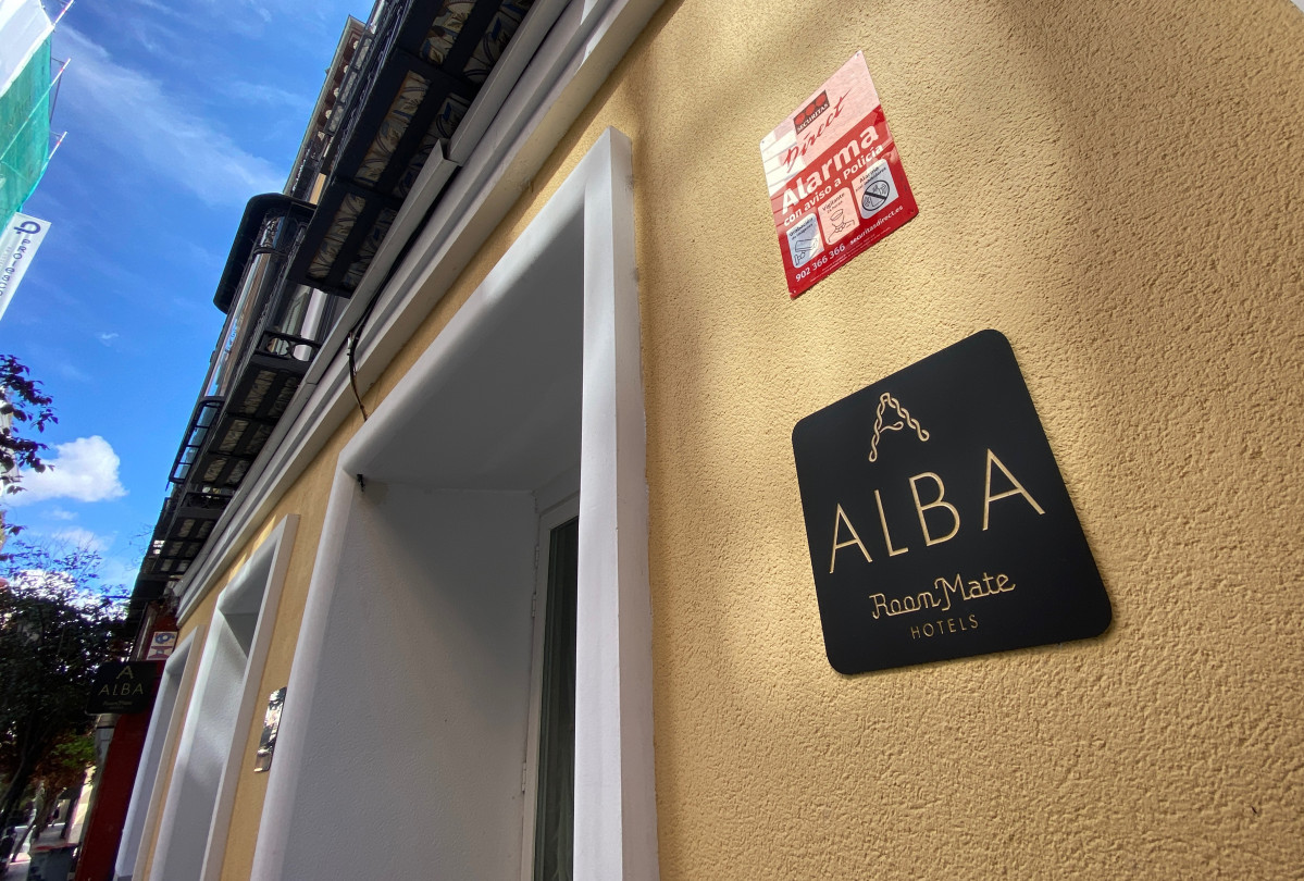 Entrada l'hotel Room Mate Alba, al carrer de les Hortes de Madrid, un dels dos hotels on seran traslladades a gent gran de residències que no estiguin afectats per coronavirus.