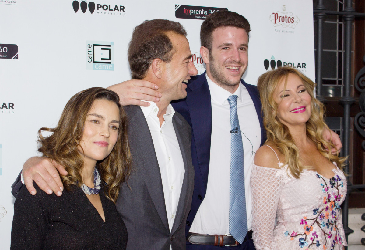 Alex Lequio costat de la seva mare Ana Obregón, el seu pare Alessandro i l'esposa d'aquest, María Palacios