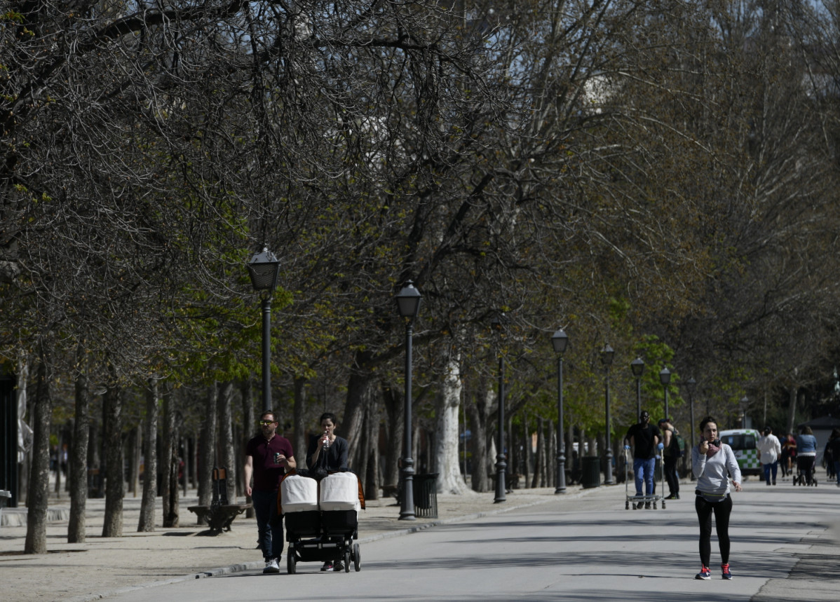 Uns pares passegen els seus fills en cadireta de nadó pel Parc de Retiro, a Madrid (Espanya) a 11 de març de 2020.