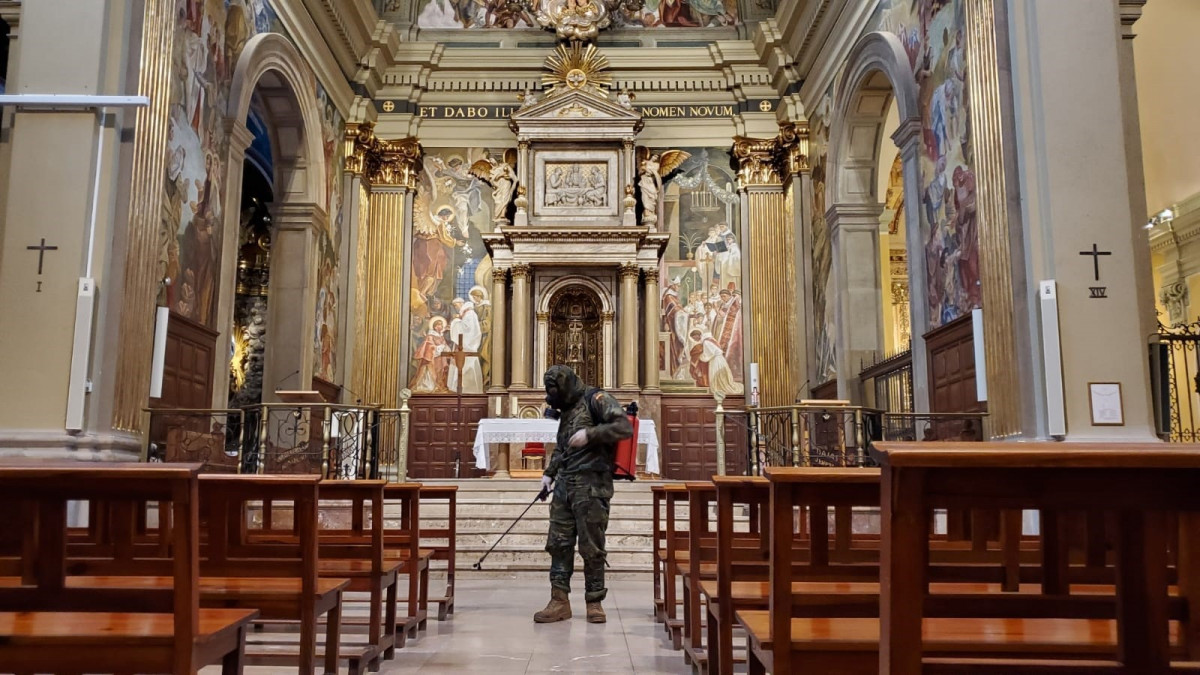 Un soldat de la caserna del Bruc, a Barcelona, desinfecta l'interior de la Parròquia de Sant Vicenç de Sarrià, en previsió que el temple pugui obrir les portes quan es declari la Fase 1 de l'desconfinamiento a la capital catalana.