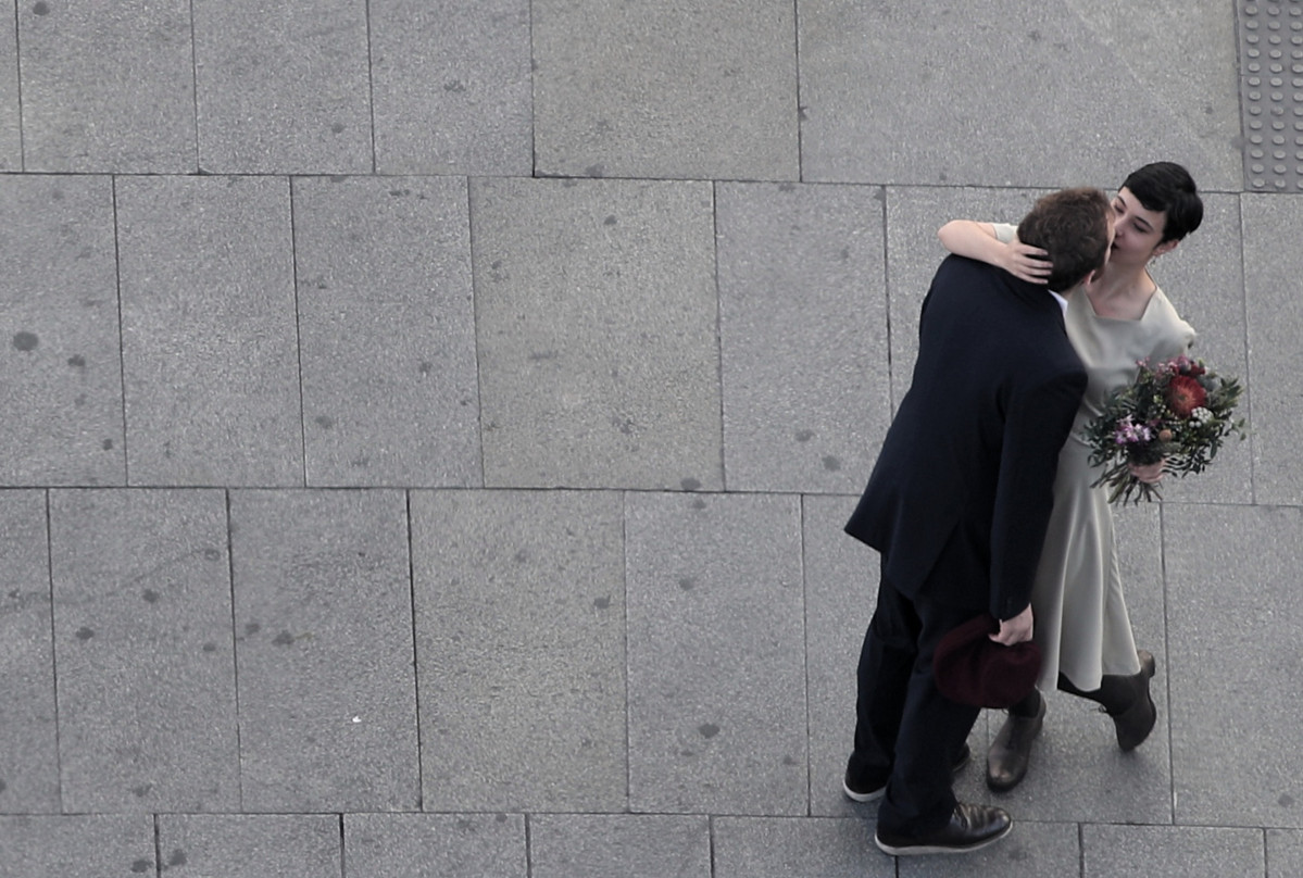 Una parella es fotografia en plena allau de noces cancel·lades a Madrid per l'avanç de l'coronavirus i la recomanació d'evitar aglomeracions, a Callao, Madrid (Espanya), a 13 de març de 2020.