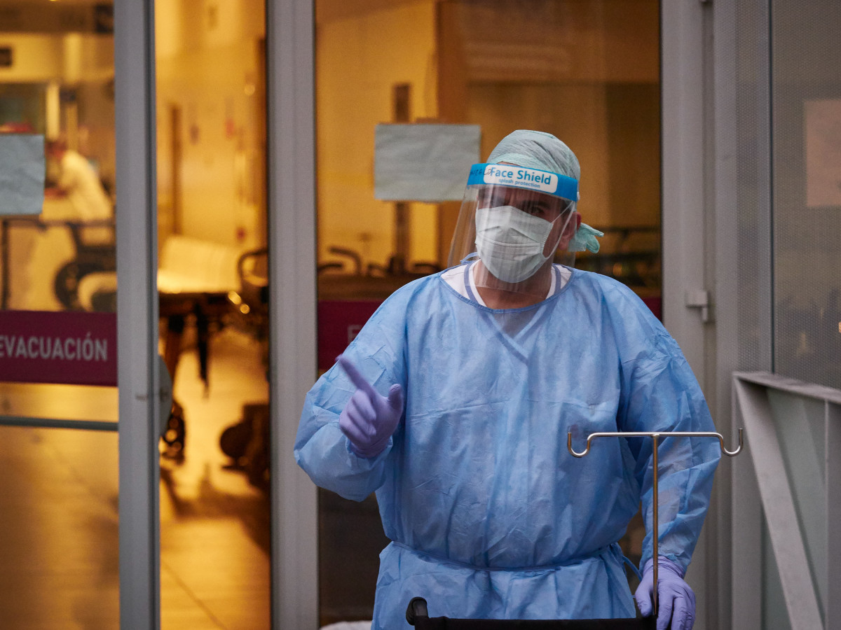 Personal sanitari de l'Hospital de Navarra trasllada una llitera desinfectada al Servei d'Urgències durant la quarta setmana de confinament per l'Estat d'Alarma decretat pel Govern d'Espanya amb motiu de l'coronavirus
