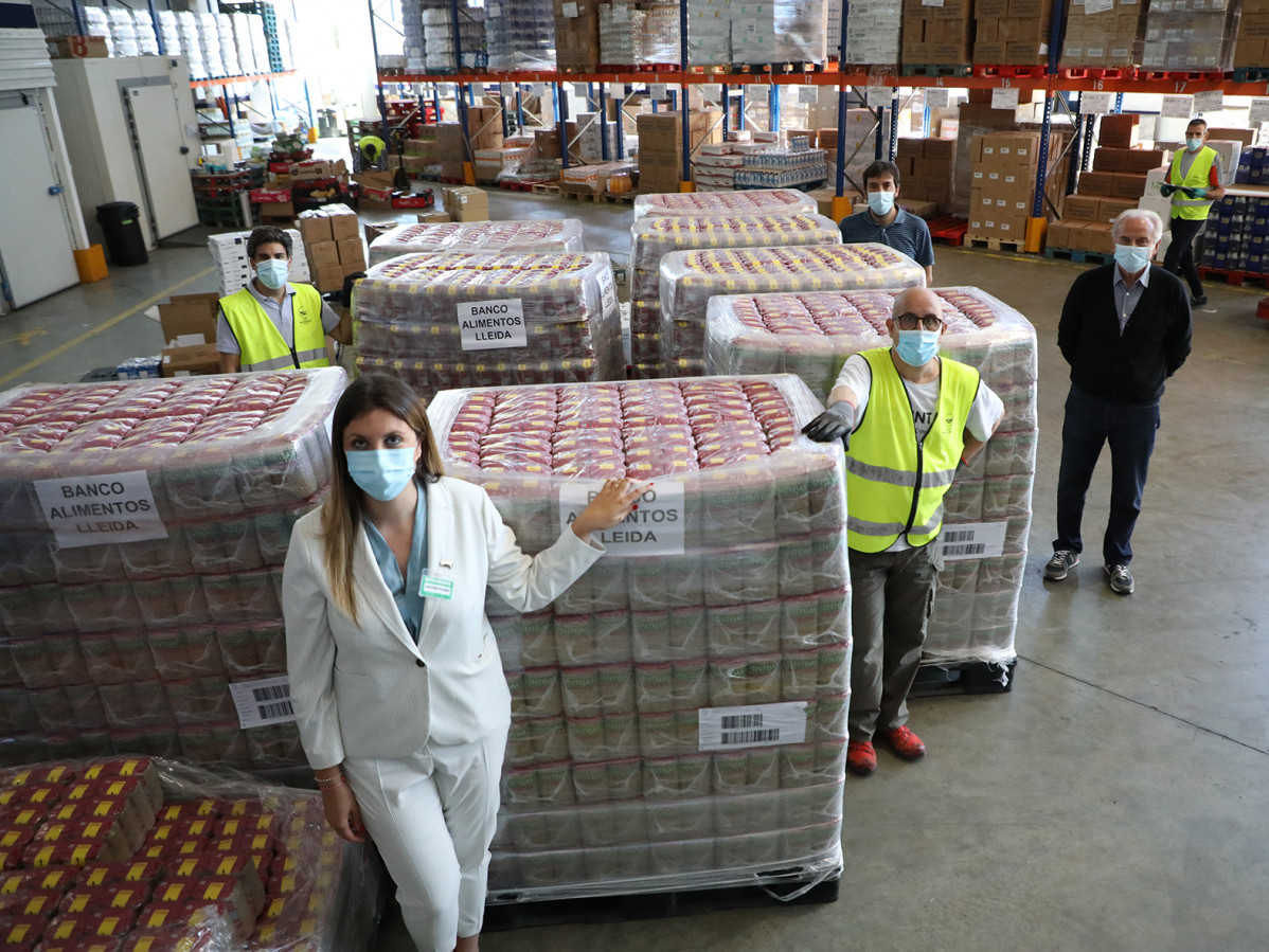 FOTOGRAFIA Antoni Fo i Oriol Berenguer (Banc dels Aliments) amb Beatriz Feced (Mercadona) i voluntaris durante l'entrega d'aliments efectuada avui