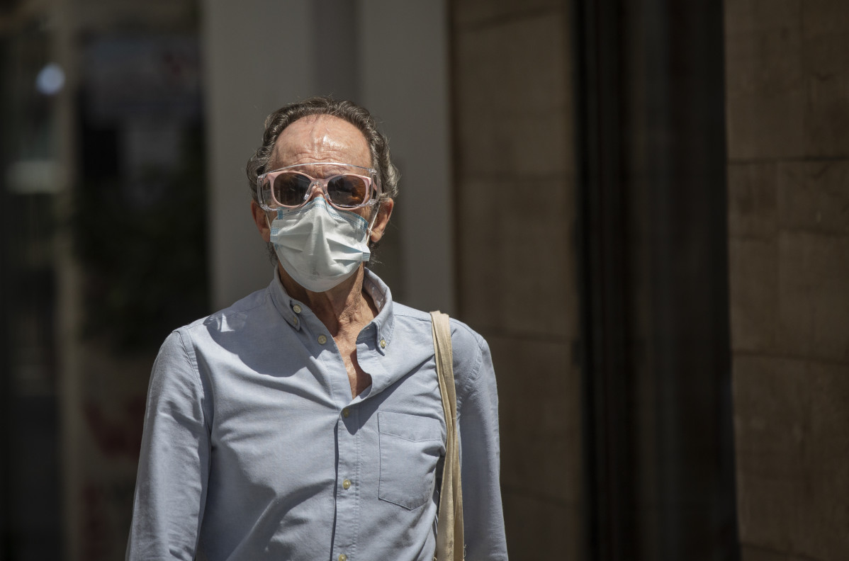 Un hombe protegit amb mascareta en un carrer de el centre de la ciutat. A Sevilla, (Andalusia, Espanya), a 19 de maig de 2020.