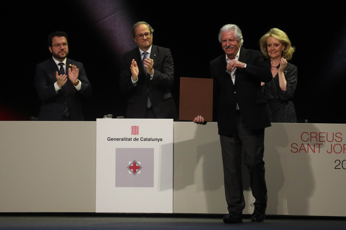 Lluís Juste de Nin rep la Creu de Sant Jordi el 2019 amb Q.Torra, P.Aragonès i M.Vilallonga (arxiu)