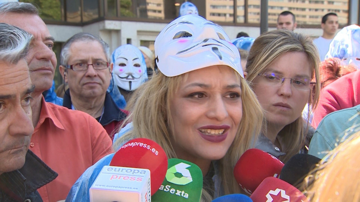 La presidenta de la Llar Social, Melissa Domínguez, a la seu okupada de Llar Social