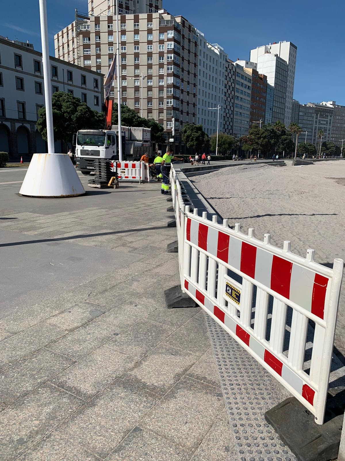 Tanques per controlar els accessos a les platges de La Corunya