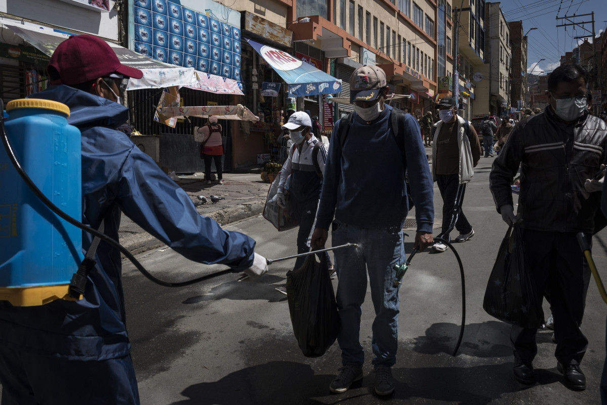 Treballs de descontaminació pel coronavirus a la capital de Bolívia, La Paz
