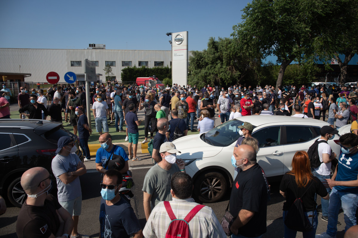 Treballadors de la planta de producció de Nissan a Barcelona es concentren a l'exterior de la fàbrica a la Zona Franca el dia en què fabricant japonès d'automòbils, com a part del seu nu