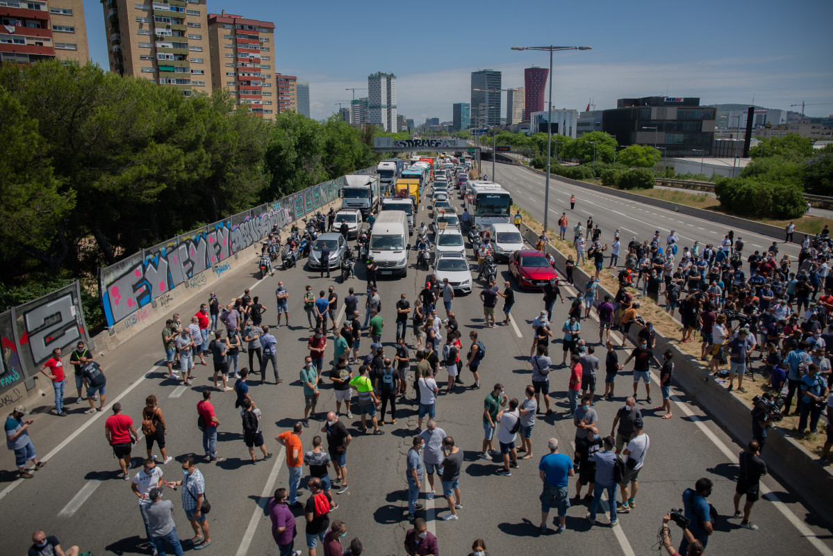 Treballadors de la planta de producció de Nissan a Barcelona detallin el trànsit a l'exterior de la fàbrica.