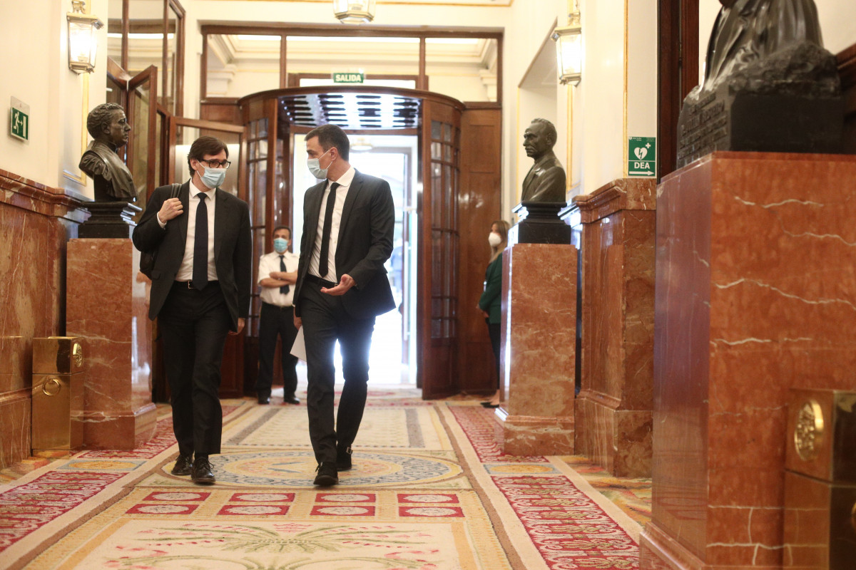 El president de la Generalitat, Pedro Sánchez (d), amb el ministre de Sanitat, Salvador Illa (Arxiu)