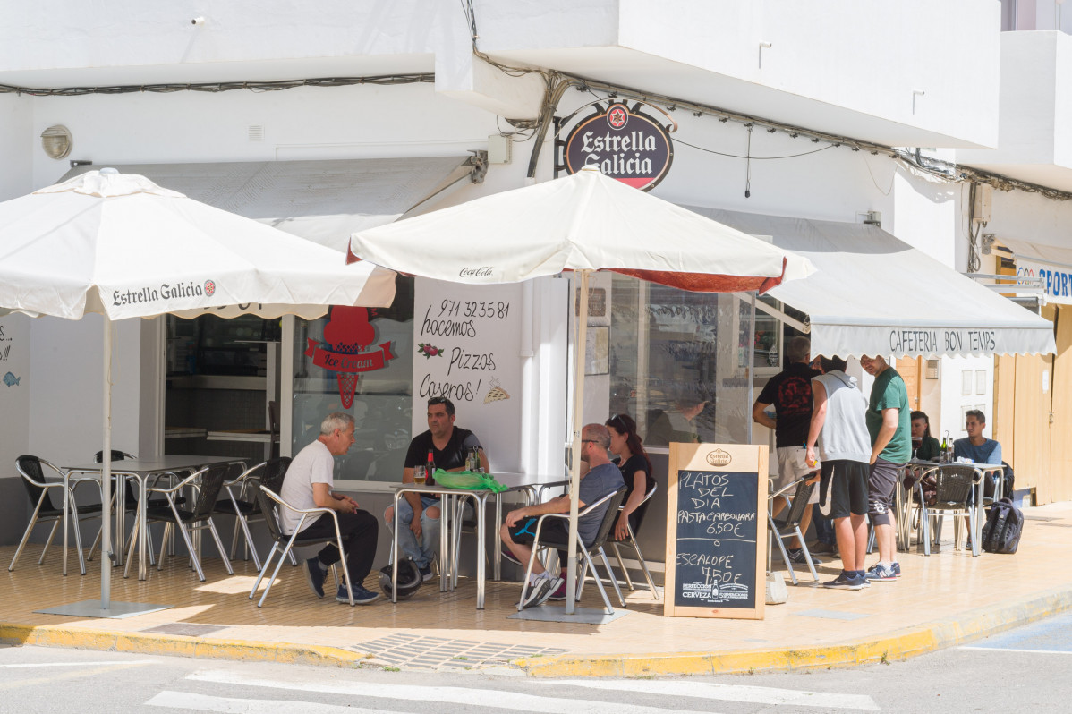 Clients a la terrassa de la cafeteria Bon Temps. Formentera.