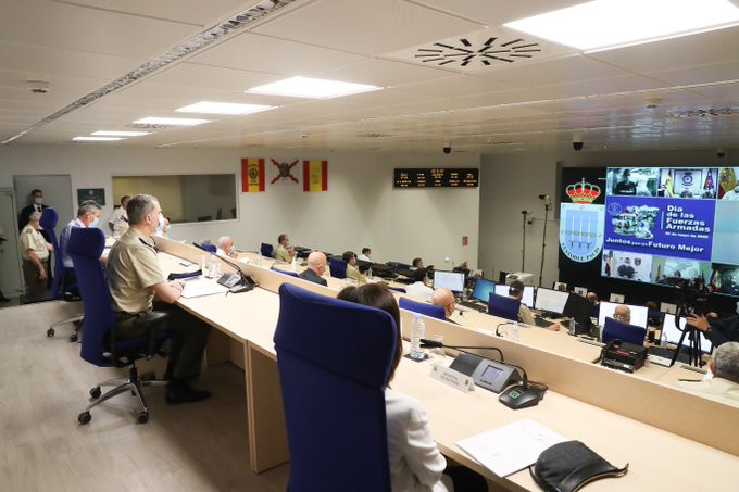 El Rei Felip VI manté una videoconferència amb militars des de la base de Retamares, Madrid
