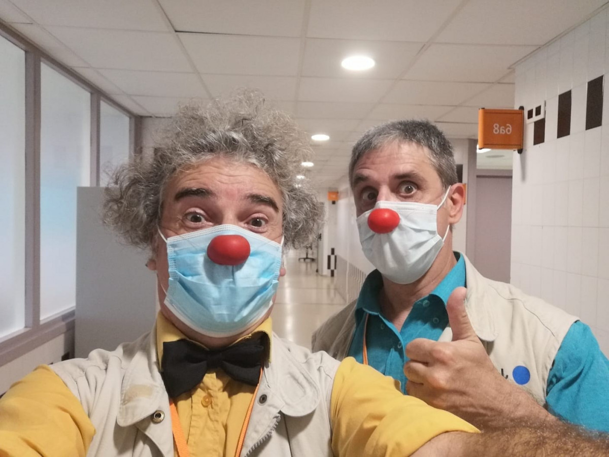 Dos integrants de Pallapupas, durant una de les seves primeres visites a pacients infantils dels hospitals catalans després de finalitzar les principals restriccions d'accés als centres a causa de la