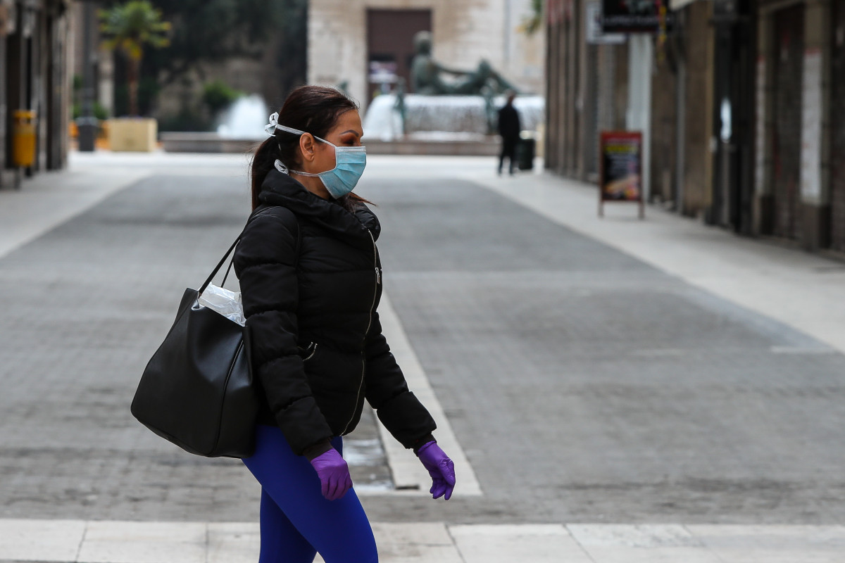 Imatge de recurs d'una dona amb màscara pel coronavirus.