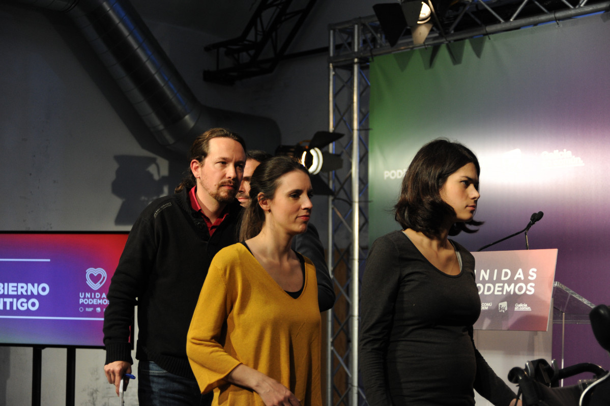 (I-D) El candidat d'el partit a la Presidència de Govern, Pablo Iglesias; la número dos de Unides Podem a Congrés per Madrid, Irene Montero i la portaveu d'Unides Podem a l'Assemblea de Madrid, Isa Serra durant la nit electoral de l'10N