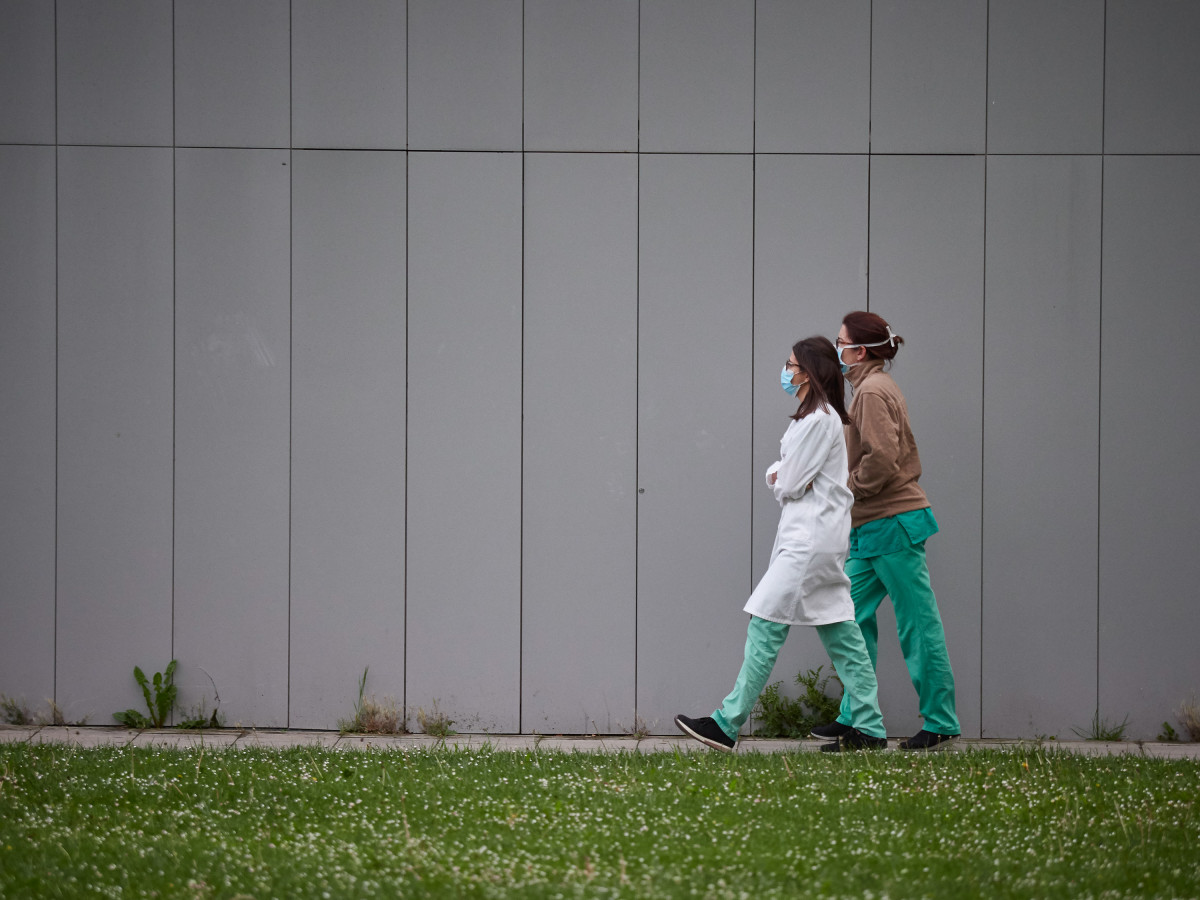 Diversos sanitaris caminen pel Complex Hospitalari de Navarra durant a Pandèmia Covid-19 a l'abril 28, 2020 a Pamplona, Navarra, Espanya