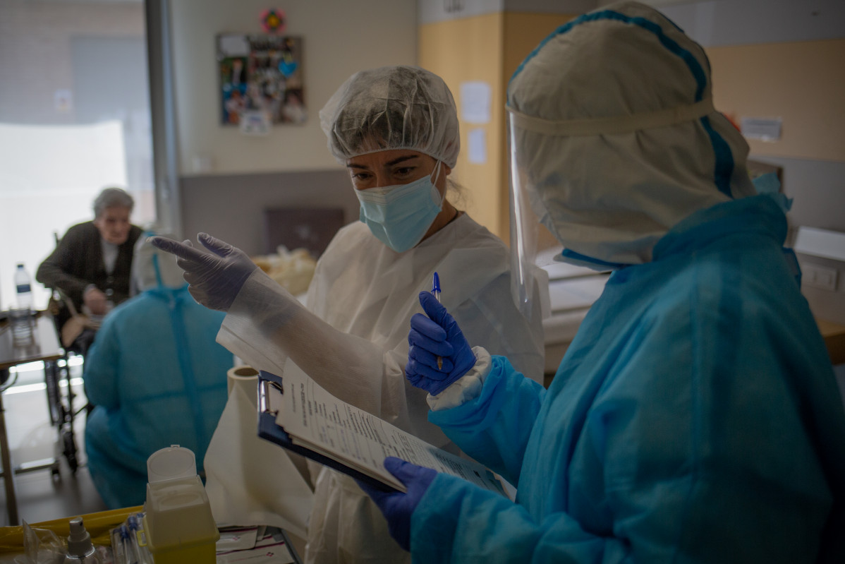 Voluntaris de l'ONG Proactiva Open Arms a la Residència Geriàtrica Redós de Sant Pere de Ribes on estan realitzant tests ràpids de Covid-19 a residents i treballadors sanitaris.