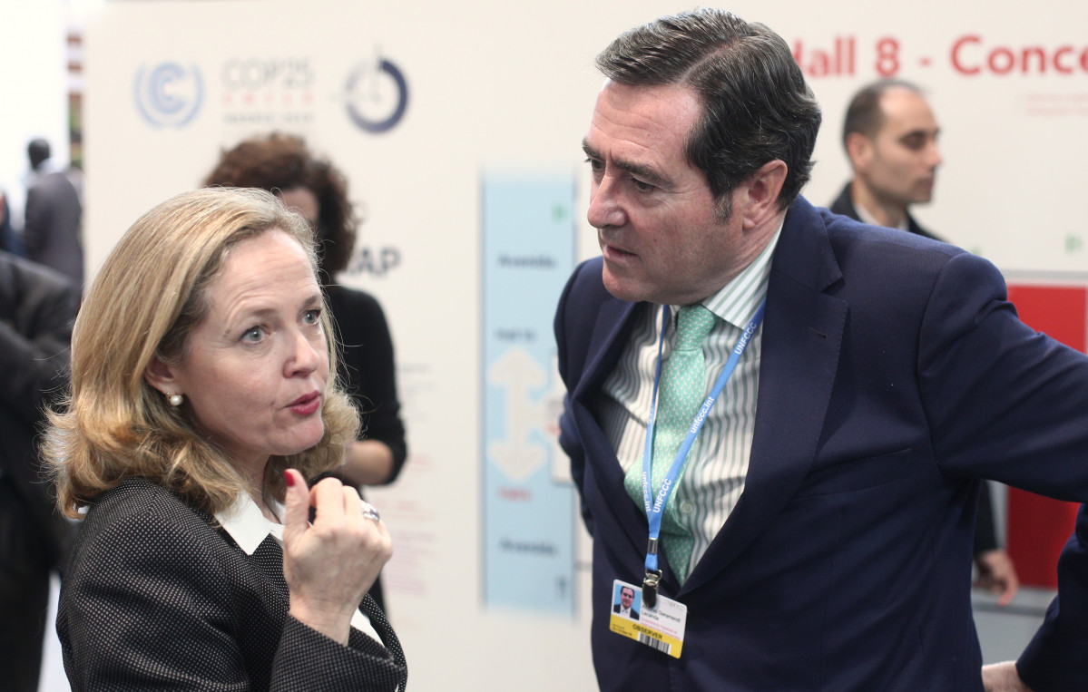 La vicepresidenta tercera de Govern, Nadia Calviño, amb el president de la CEOE, Antonio Garamendi, en una imatge d'arxiu