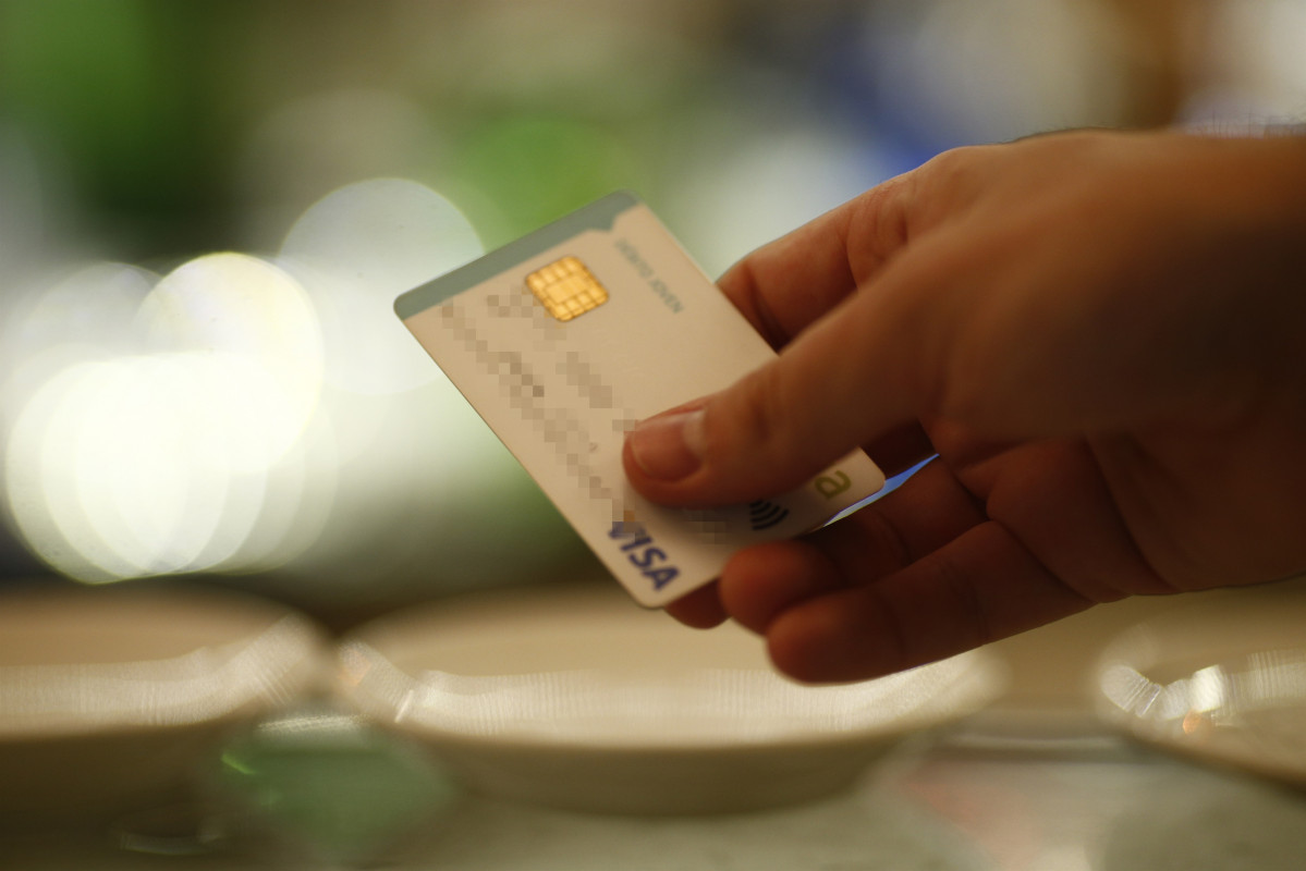 targetes de crèdit, dèbit, banc, bancs, entitats financeres, comissió, comissions, compres, comprar, caixer, consum, consumir